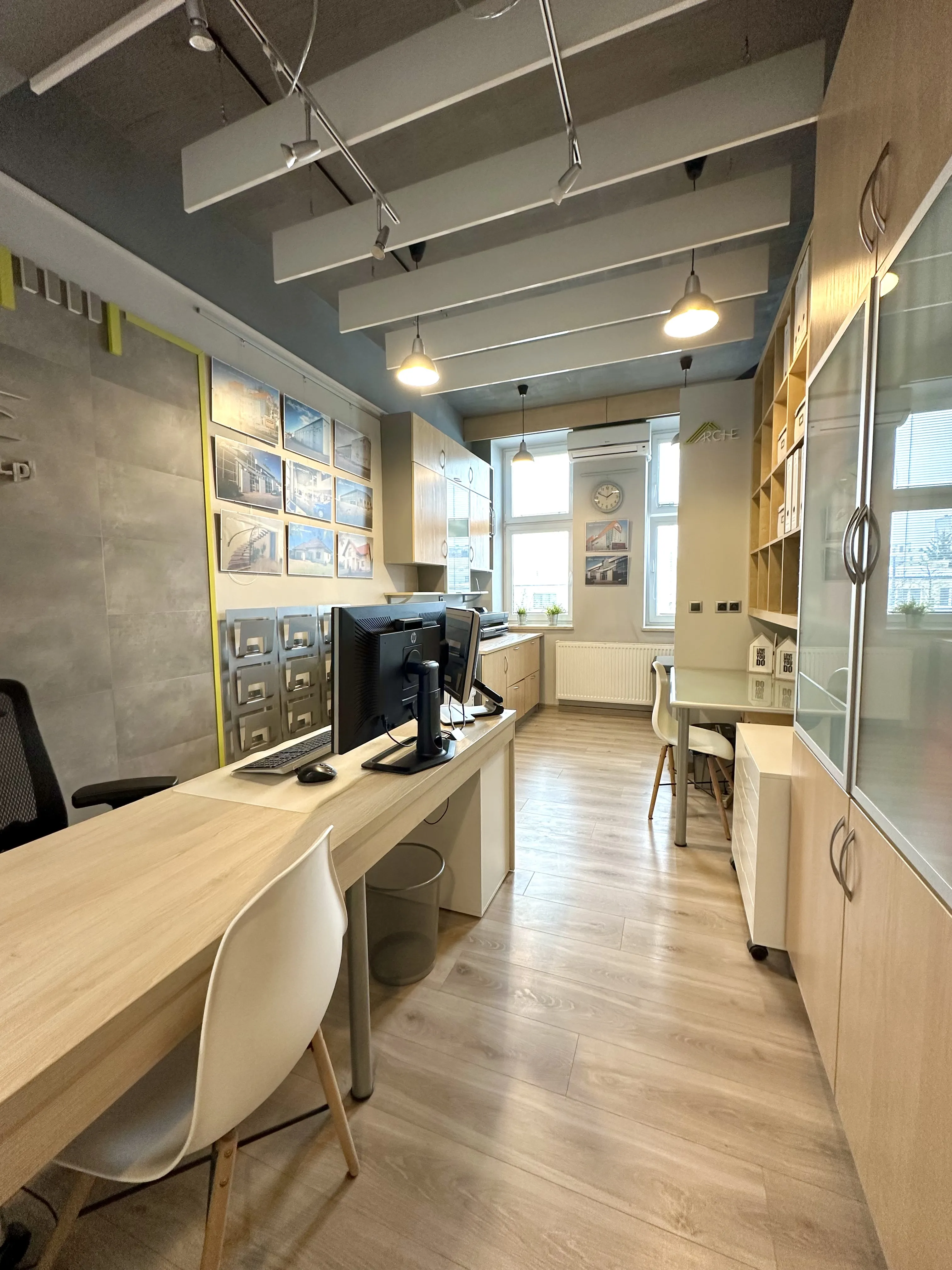 W pełni wyposażony lokal biurowy po remoncie.